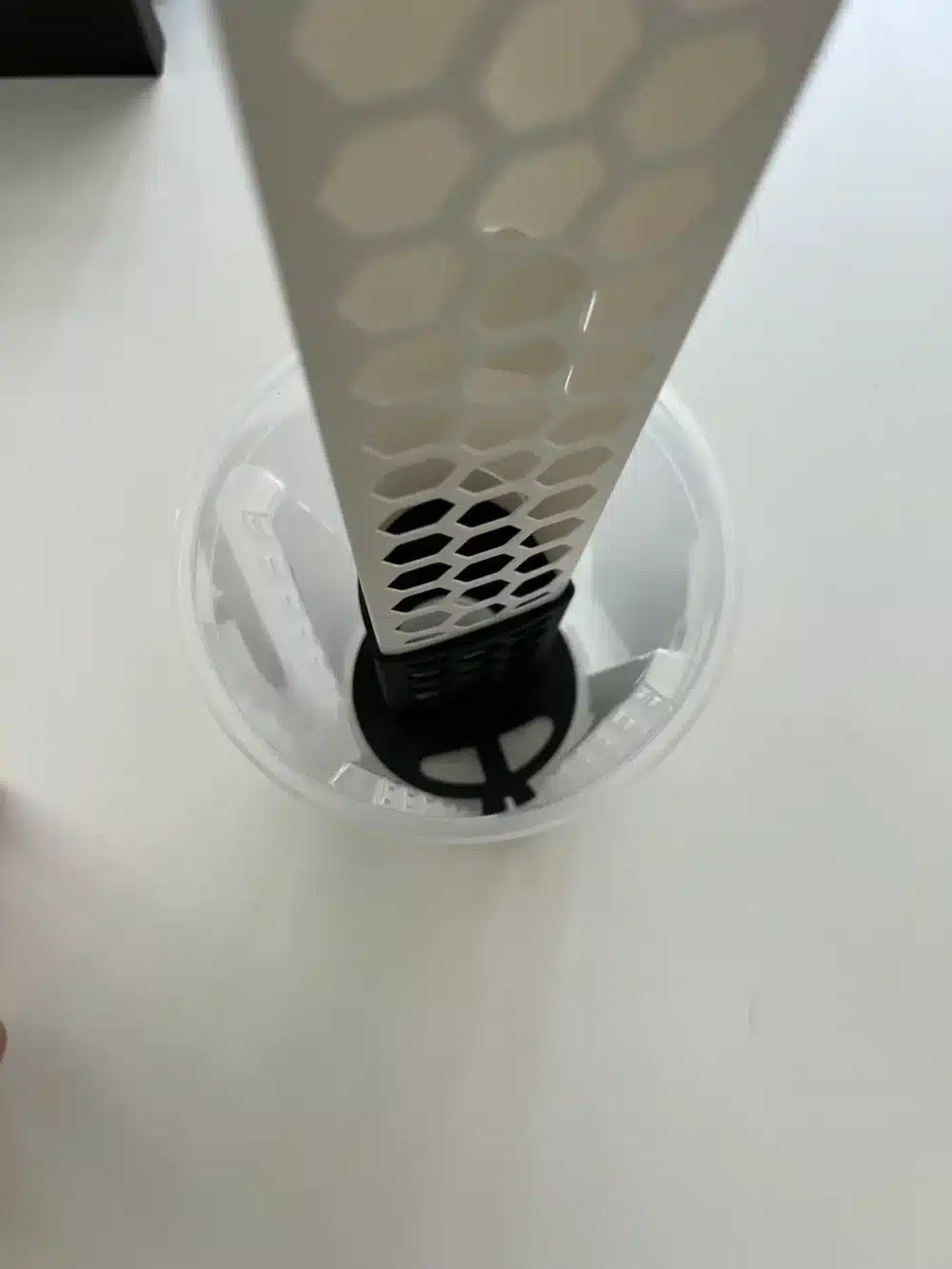 Anker für Moosstab in einen selbstbewässernden Blumentopf – Bild 3